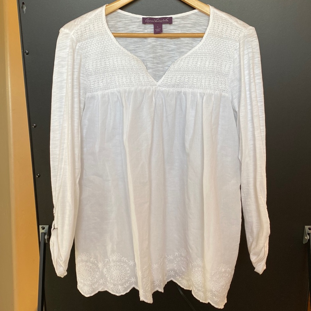 Gloria Vanderbilt white, jersey knit top embroidery details at neck and hem.